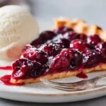 Part de tarte aux cerises au four avec glace vanille